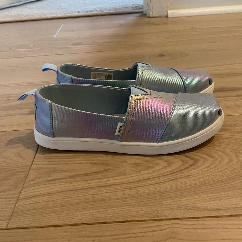 Tom’s Youth Size 3 Slip on shoes. Brand new never been worn .